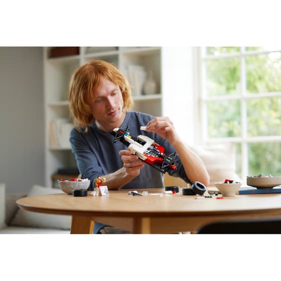 LEGO® Icons McLaren MP4/4 & Ayrton Senna (10330) image 13