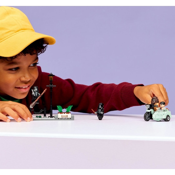 LEGO® Harry Potter Hagrid™ & Harry's Privet Drive Escape (76459) image 5