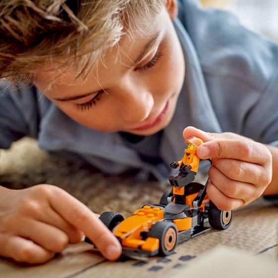 LEGO® City Οδηγός F1® με Αγωνιστικό Αυτοκίνητο McLaren (60442) image 4