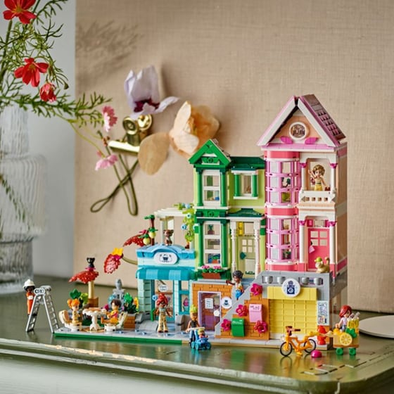 LEGO® Friends Heartlake City Apartments and Stores (42670) image 11