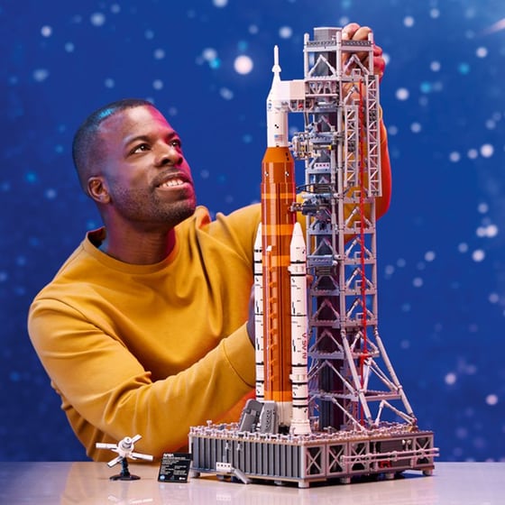 LEGO® Icons NASA Artemis Space Launch System (10341) image 16