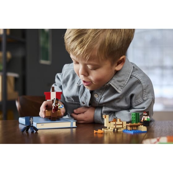 LEGO® Minecraft The Pirate Ship Voyage (21259) image 4
