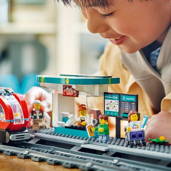 LEGO® City Downtown Streetcar and Station (60423) image 5