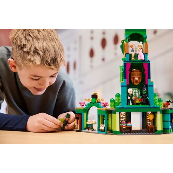 LEGO® Wicked Welcome to Emerald City (75684) image 8