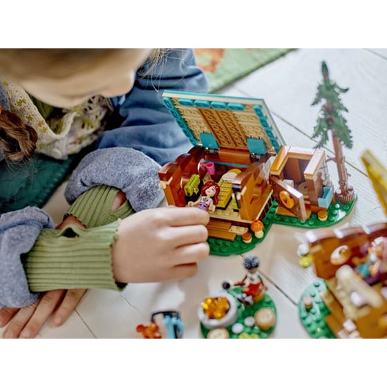 LEGO® Friends Adventure Camp Cozy Cabins (42624) image 3