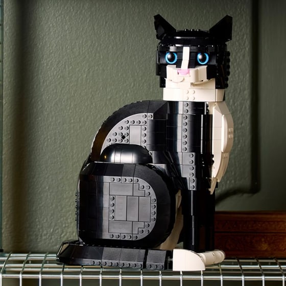LEGO® Ideas Tuxedo Cat (21349) image 2