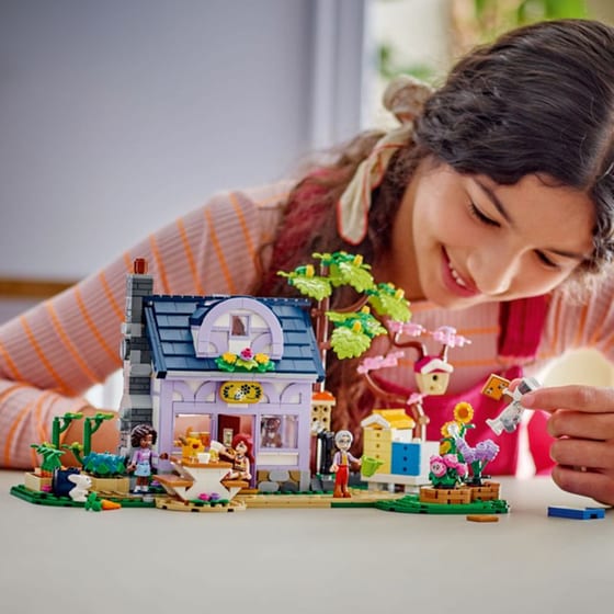 LEGO® Friends Beekeepers' House and Flower Garden (42669) image 10