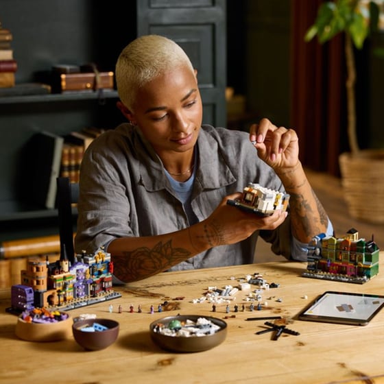 LEGO® Harry Potter Diagon Alley™ Wizarding Shops (76444) image 5