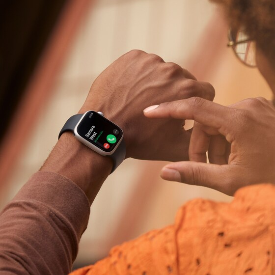 Apple Watch Series 8 Cellular 45mm Midnight Aluminium Case with Midnight Sport Band - Regular image 3