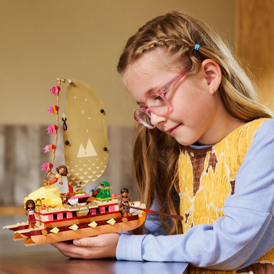 LEGO® Disney Moana's Adventure Canoe (43270) image 4