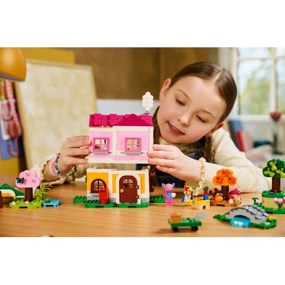 LEGO® Animal Crossing™ Creative Houses: Seasons of Fun (77057) image 5