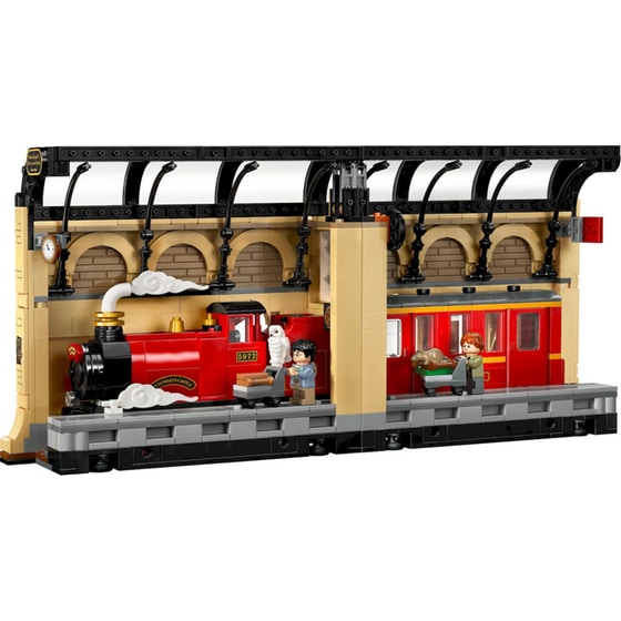 LEGO® Harry Potter Book Nook: Hogwarts™ Express (76450) image 3