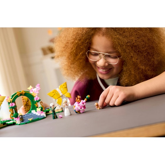 LEGO® Wicked Glinda's Wedding Day (75688) image 6