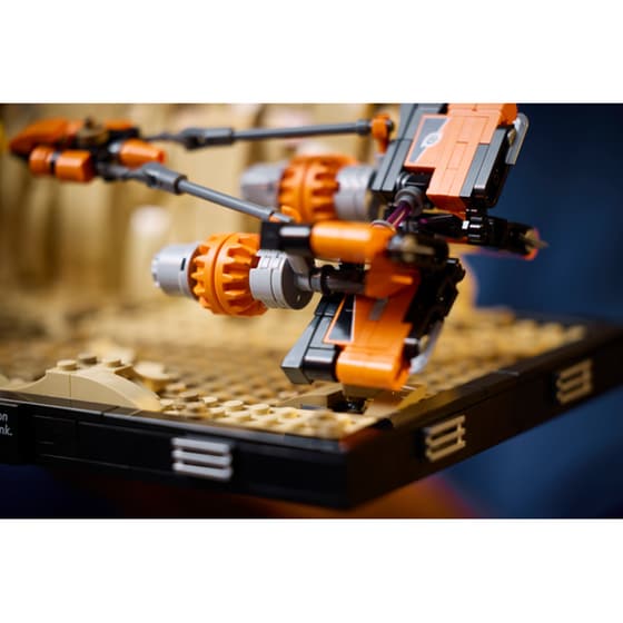 LEGO® Star Wars Mos Espa Podrace™ Diorama (75380) image 3