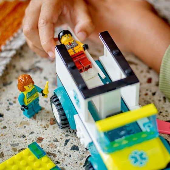 LEGO® City Emergency Ambulance and Snowboarder (60403) image 2