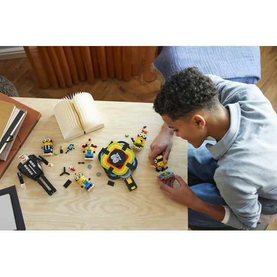 LEGO® Despicable Me Brick-Built Gru and Minions (75582) image 4
