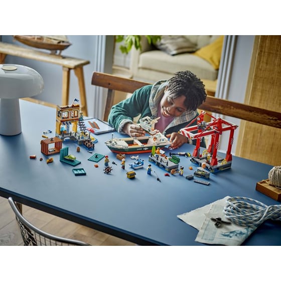 LEGO® City Seaside Harbor with Cargo Ship (60422) image 4