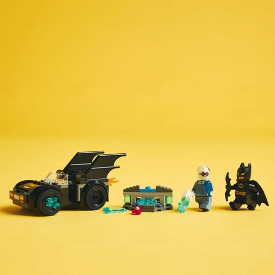 LEGO® DC Batman™ & Batmobile™ vs. Mr. Freeze™ (76301) image 7