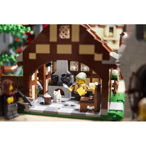 LEGO® Icons Medieval Town Square (10332) image 5