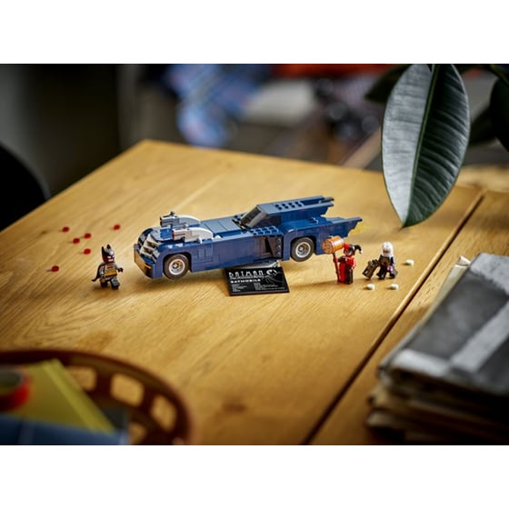 LEGO® DC Heros Batman™ with the Batmobile™ vs. Harley Quinn™ and Mr. Freeze™ (76274) image 5