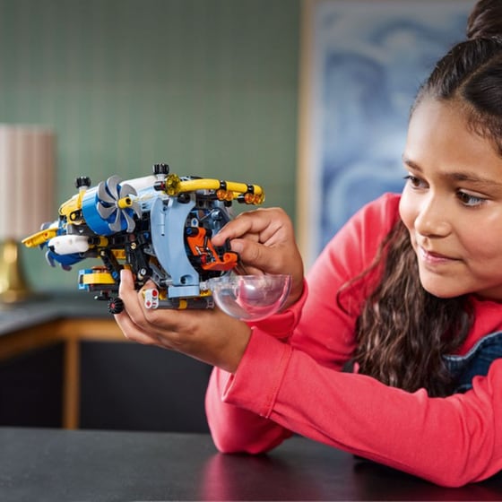 LEGO® Technic Deep-Sea Research Submarine (42201) image 10