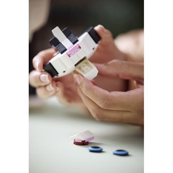 LEGO® Ideas Tuxedo Cat (21349) image 12