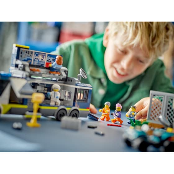 LEGO® City Police Mobile Crime Lab Truck (60418) image 5