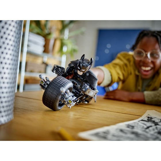 LEGO® DC Heros Batman™ Construction Figure and the Bat-Pod Bike (76273) image 5