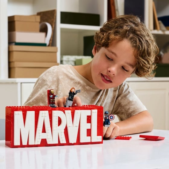 LEGO® MARVEL Logo & Minifigures (76313) image 7