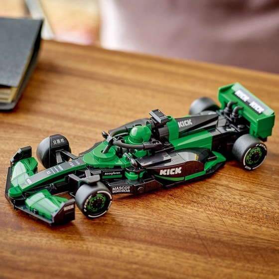 LEGO® Speed Champions KICK Sauber F1® Team C44 (77247) image 5