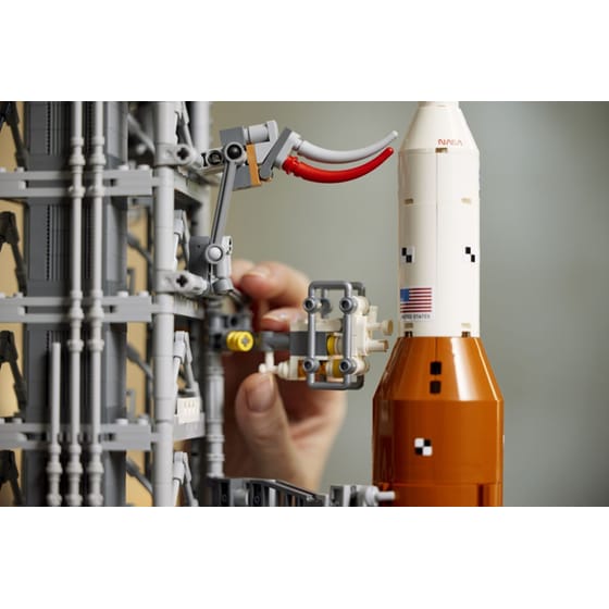LEGO® Icons NASA Artemis Space Launch System (10341) image 3