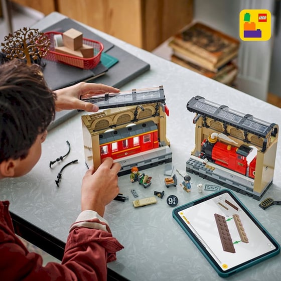 LEGO® Harry Potter Book Nook: Hogwarts™ Express (76450) image 7