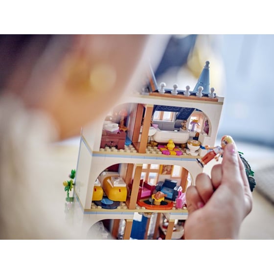 LEGO® Friends Castle Bed and Breakfast (42638) image 7