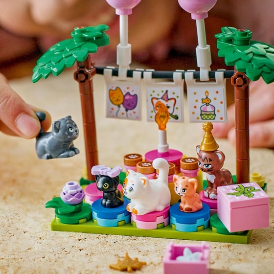 LEGO® Friends Cat Birthday Party & Tree House (42666) image 8