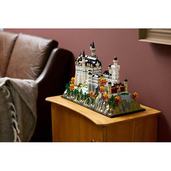 LEGO® Architecture Neuschwanstein Castle (21063) image 6