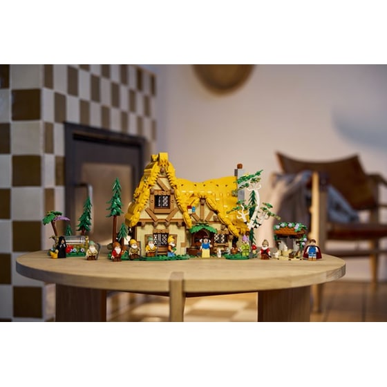 LEGO® Disney Snow White and the Seven Dwarfs' Cottage (43242) image 19
