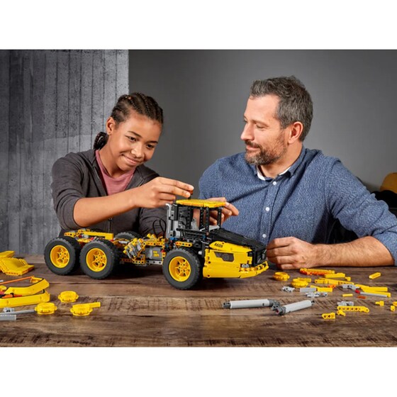 LEGO® Technic App-Controlled 6x6 Volvo Articulated Hauler (42114) image 6