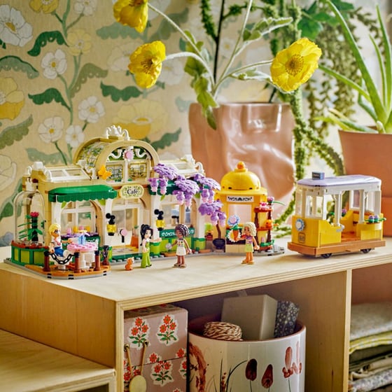 LEGO® Friends Plant Café & Flower Shop (42671) image 11