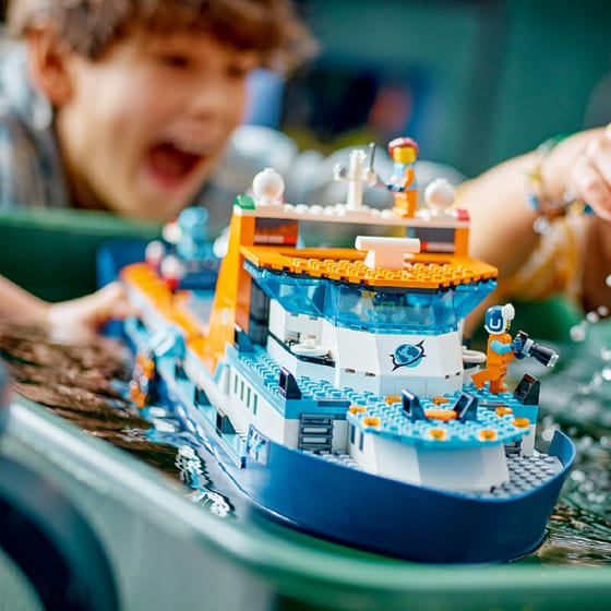LEGO® City Arctic Explorer Ship (60368) image 9