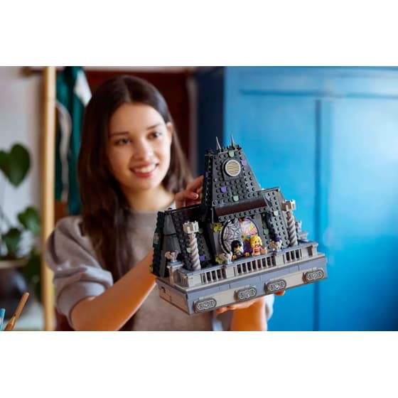 LEGO® Wednesday & Enid's Dorm Room (76781) image 6