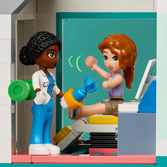 LEGO® Friends Heartlake City Hospital (42621) image 7