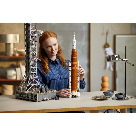 LEGO® Icons NASA Artemis Space Launch System (10341) image 6