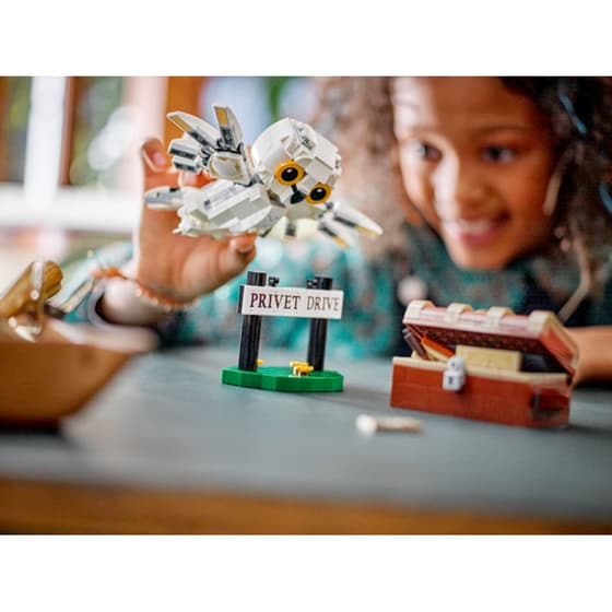 LEGO® Harry Potter Hedwig™ at 4 Privet Drive (76425) image 3
