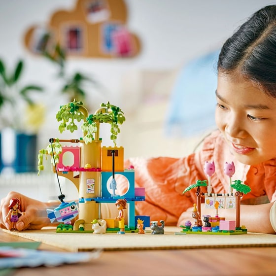 LEGO® Friends Cat Birthday Party & Tree House (42666) image 11