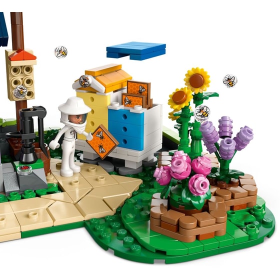 LEGO® Friends Beekeepers' House and Flower Garden (42669) image 6