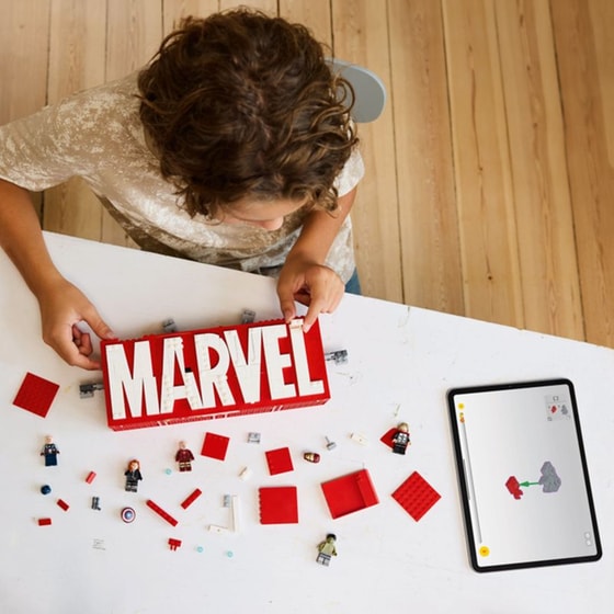 LEGO® MARVEL Logo & Minifigures (76313) image 6
