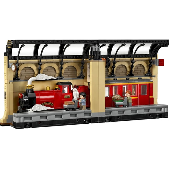 LEGO® Harry Potter Book Nook: Hogwarts™ Express (76450) image 5