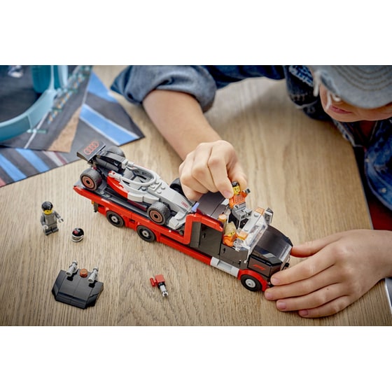 LEGO® City F1® Display Truck with Audi F1® Race Car (60493) image 6