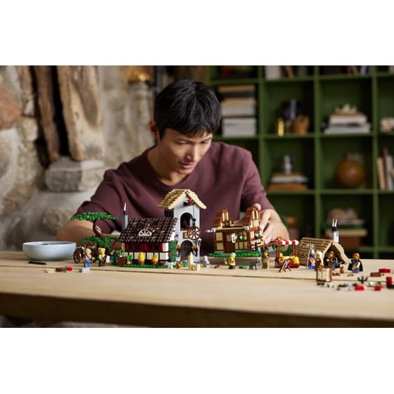 LEGO® Icons Medieval Town Square (10332) image 7