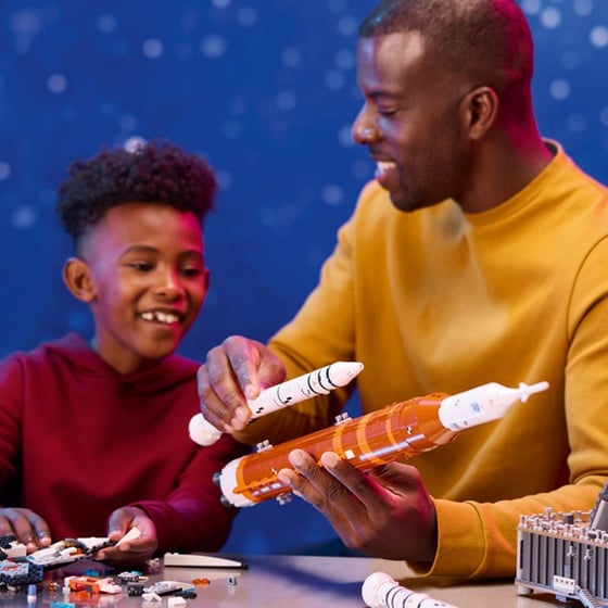 LEGO® Icons NASA Artemis Space Launch System (10341) image 18